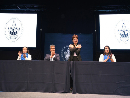 Rectora Lilia Cedillo preside ceremonias de graduación en el CCU