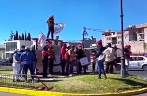 Simpatizantes de Morena se manifiestan por vandalismo a estatua de AMLO