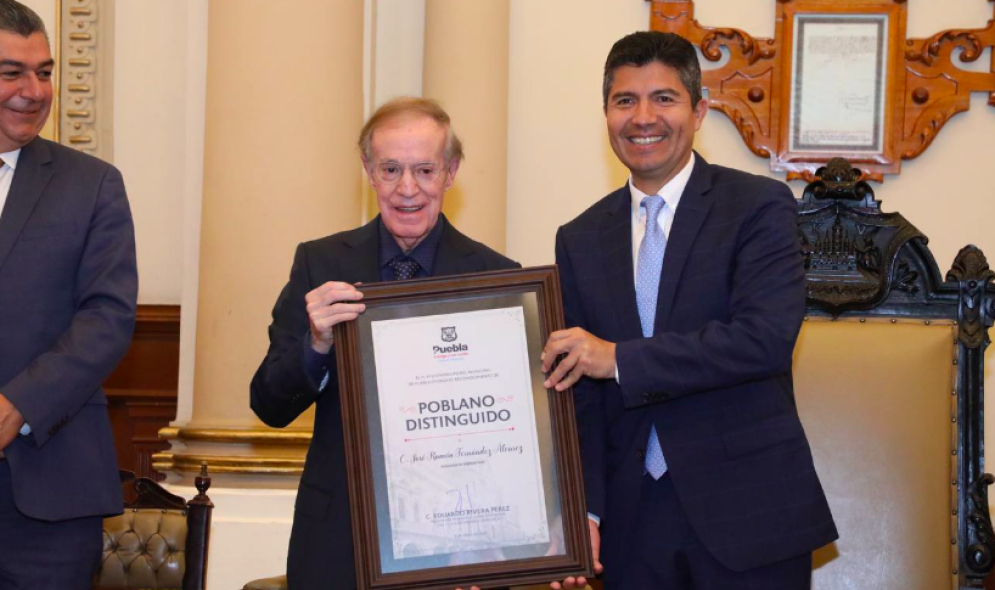 Reconocen a José Ramón Fernández como poblano distinguido