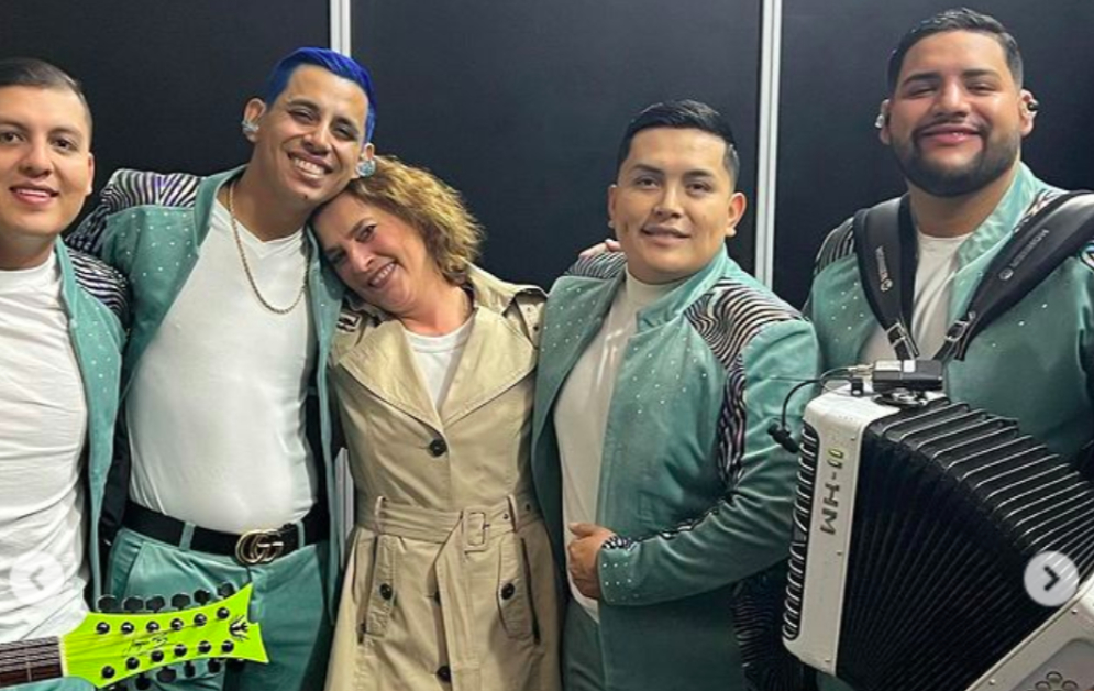 Beatriz Gutiérrez Müller celebra junto a Grupo Firme tras presentación en el zócalo de la CDMX