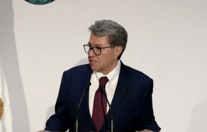 Monreal pide no escudarse en asuntos partidistas y respaldar a Sheinbaum por migrantes en EU