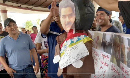 Migrantes se manifiestan en cumbre de AMLO; queman piñatas de Maduro y Díaz-Canel