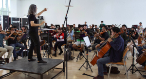 Por primera vez la Orquesta Sinfónica Universitaria es dirigida por una mujer