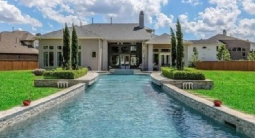 Revira Carlos Loret de Mola a AMLO "una casa con alberca de 23 metros no puede ser algo modesto"