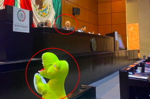 Reciben con Dinosaurios a Bartlett durante su comparecencia frente a diputados