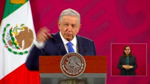 AMLO bromea con las casas de FRENAA que salieron volando; &quot;dicen que tenía ventiladores gigantes&quot;