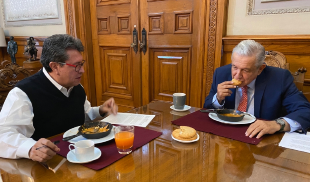 Monreal y AMLO desayunan