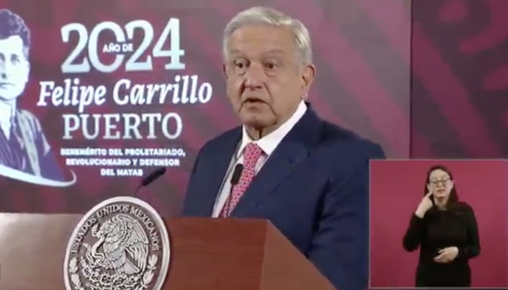 AMLO olvida identidad de género de Salma Luévano y lo llama “señor vestido de mujer”