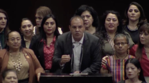 Diputadas de Morena flanquean al Cuauh para gritarle: ¡No estás solo!; Logran frenar desafuero