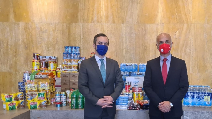 Embajada de Rumania entregando víveres