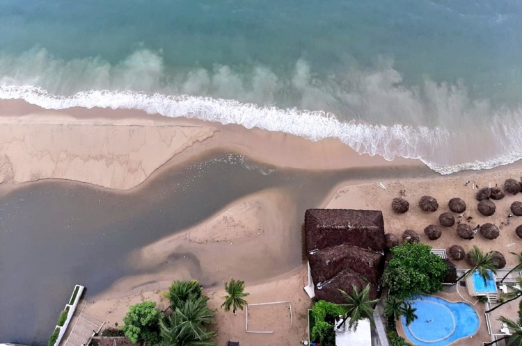 Pese a repudio internacional Ayuntamiento morenista vuelve a contaminar bahía de Acapulco