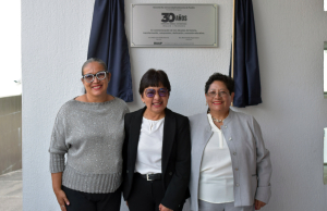 Develan placa conmemorativa del trigésimo aniversario de la Formación General Universitaria Inglés-Francés