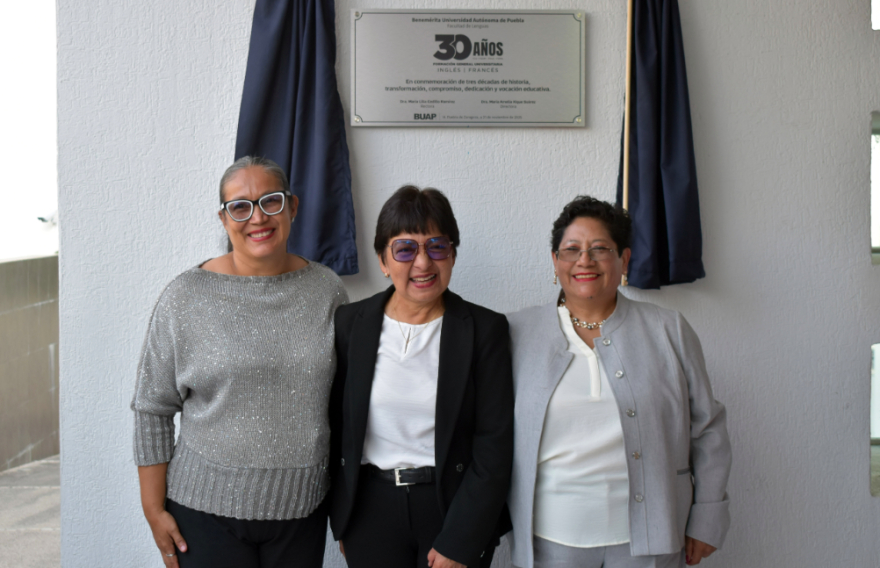 Develan placa conmemorativa del trigésimo aniversario de la Formación General Universitaria Inglés-Francés