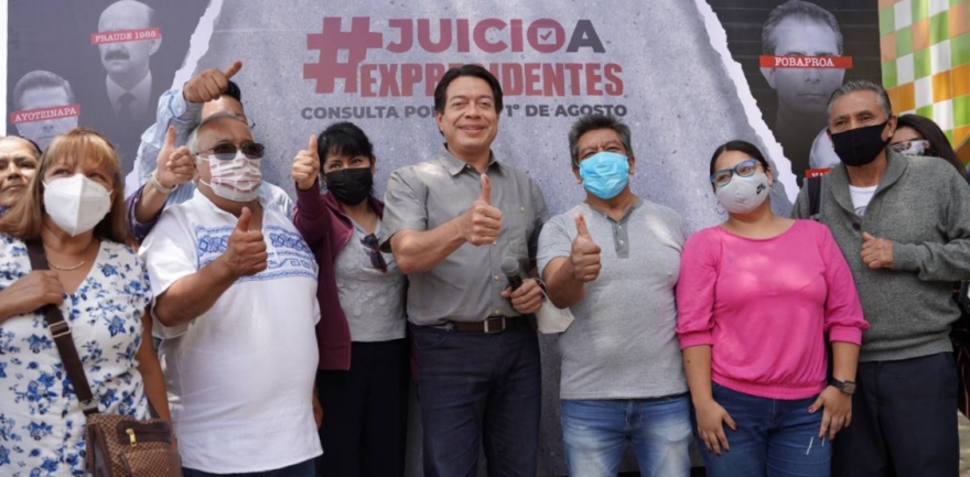 Mario Delgado en la consulta