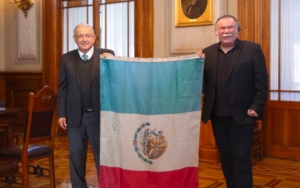 AMLO sostiene reunión con secretario de la ANDA, muestran bandera de marcha del 2006