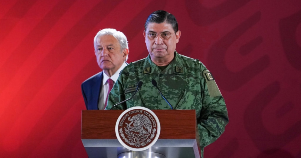 Andrés Manuel López Obrador y Luis Cresencio Sandoval  en una mañanera