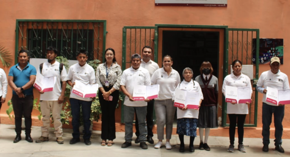 Instituto Tlaxcalteca para la Educación de los Adultos gradúa a 44 estudiantes de primaria y secundaria