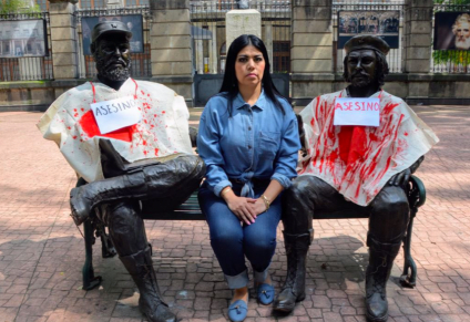 Colocan manchas de sangre y letreros de asesinos a esculturas de Fidel Castro y Che Guevara en la CDMX