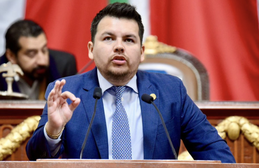 PAN aleta por crisis de baches en las pistas del AICM