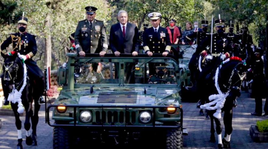 Sin cubrebocas ni sana distancia, AMLO celebra su primer evento tras superar el COVID-19