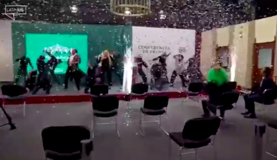 AL estilo de "Thriller" Carlos Loret y Brozo se burlan de lord molecula, “El falso pirata” y Sandy Aguilera