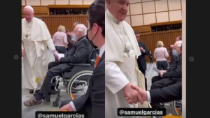 Samuel García sí saludó al Papa Francisco y le regaló una playera de los Tigres