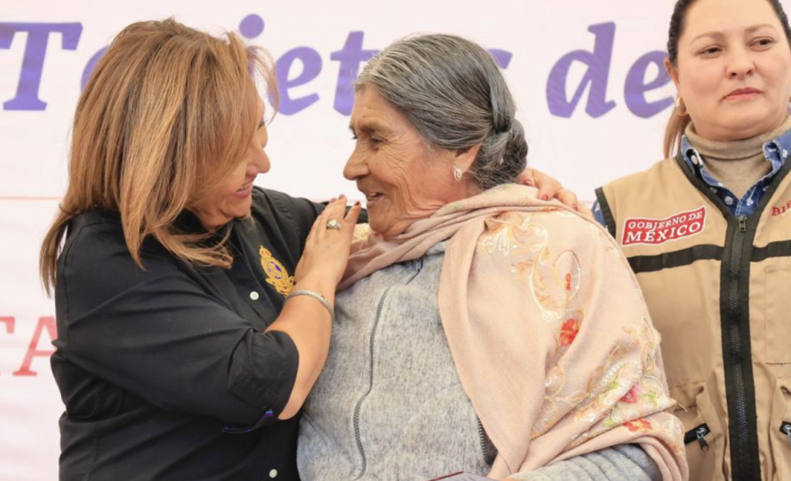 Continúa la entrega de tarjetas del bienestar a adultos mayores