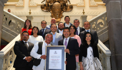 Reconocen como "Visitante Distinguido" a Leo Flores