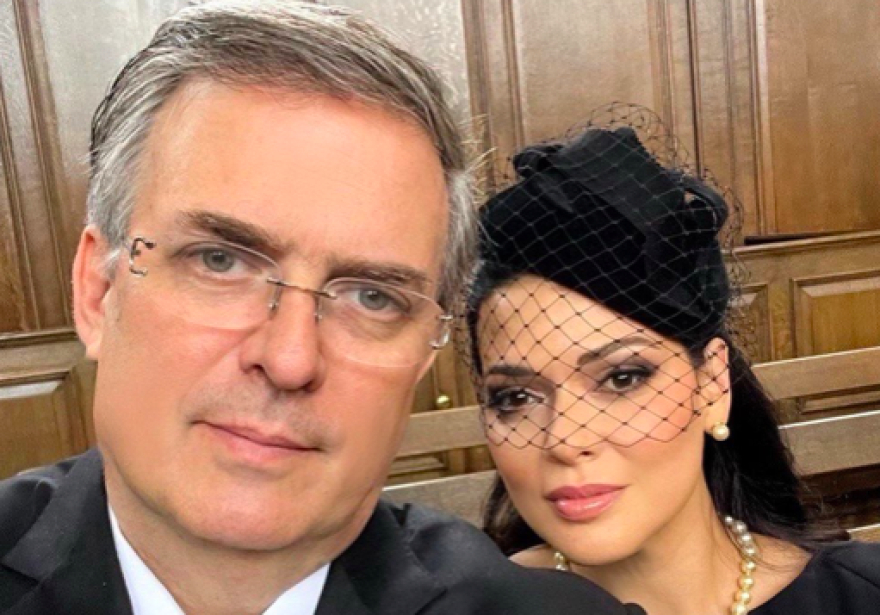 Ebrard hace “selfie” durante funeral de la reina Isabel II; lo tunden en redes