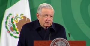 Invita AMLO a los consejeros del INE a reconocer su “error” al votar por la suspensión de la Revocación de Mandato