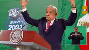 Preocupa a AMLO jarrón de Maximiliano frente a retrato de Benito Juárez: “no se merece eso”