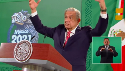 Preocupa a AMLO jarrón de Maximiliano frente a retrato de Benito Juárez: “no se merece eso”