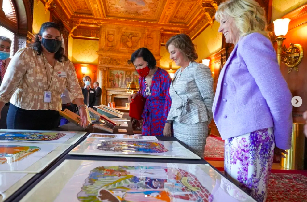 Beatriz Gutiérrez visita la biblioteca del Congreso de los Estados Unidos