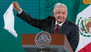 AMLO lamenta que los jóvenes ya no usen pañuelo ni peine ni camiseta